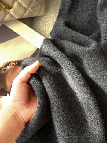 Kötött, széles szárú nadrág gyapjúkeverékből, elasztikus derékrész, laza mindennapi stílus; fő anyag: gyapjú