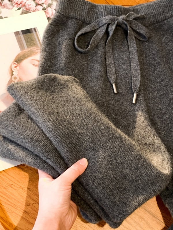 Kötött, széles szárú nadrág gyapjúkeverékből, elasztikus derékrész, laza mindennapi stílus; fő anyag: gyapjú