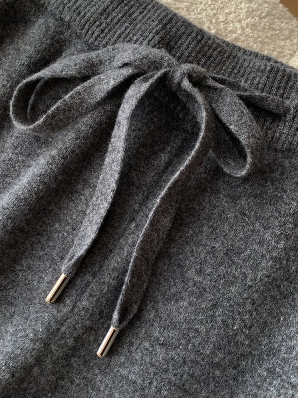 Kötött, széles szárú nadrág gyapjúkeverékből, elasztikus derékrész, laza mindennapi stílus; fő anyag: gyapjú