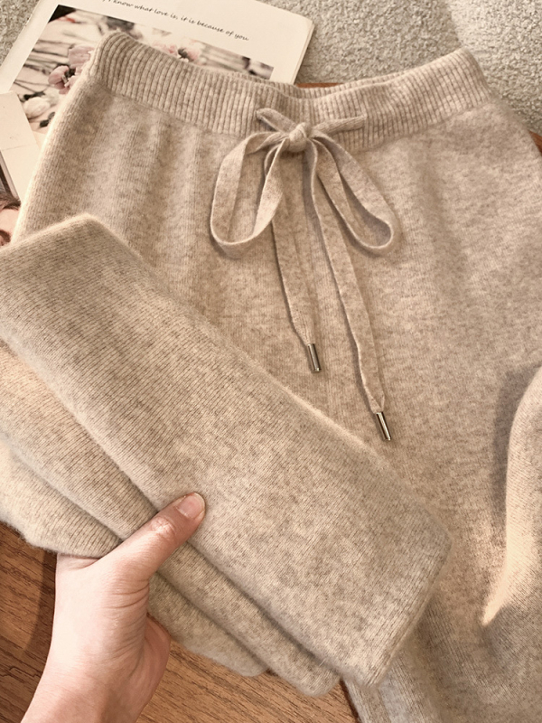 Kötött, széles szárú nadrág gyapjúkeverékből, elasztikus derékrész, laza mindennapi stílus; fő anyag: gyapjú