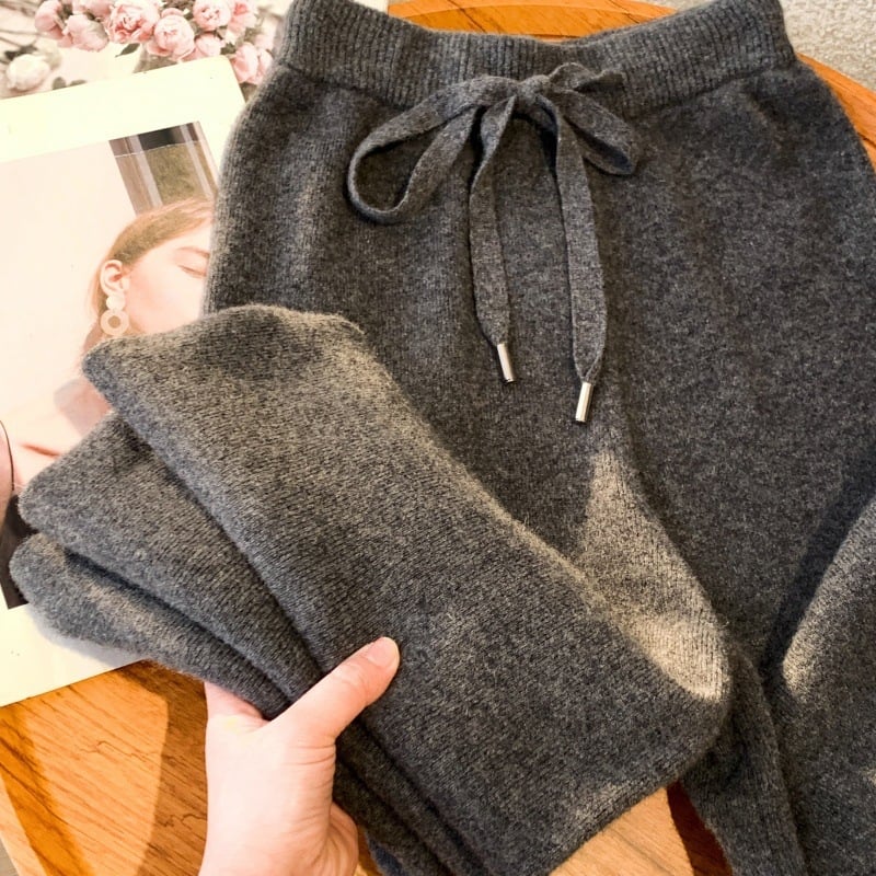 Kötött, széles szárú nadrág gyapjúkeverékből, elasztikus derékrész, laza mindennapi stílus; fő anyag: gyapjú