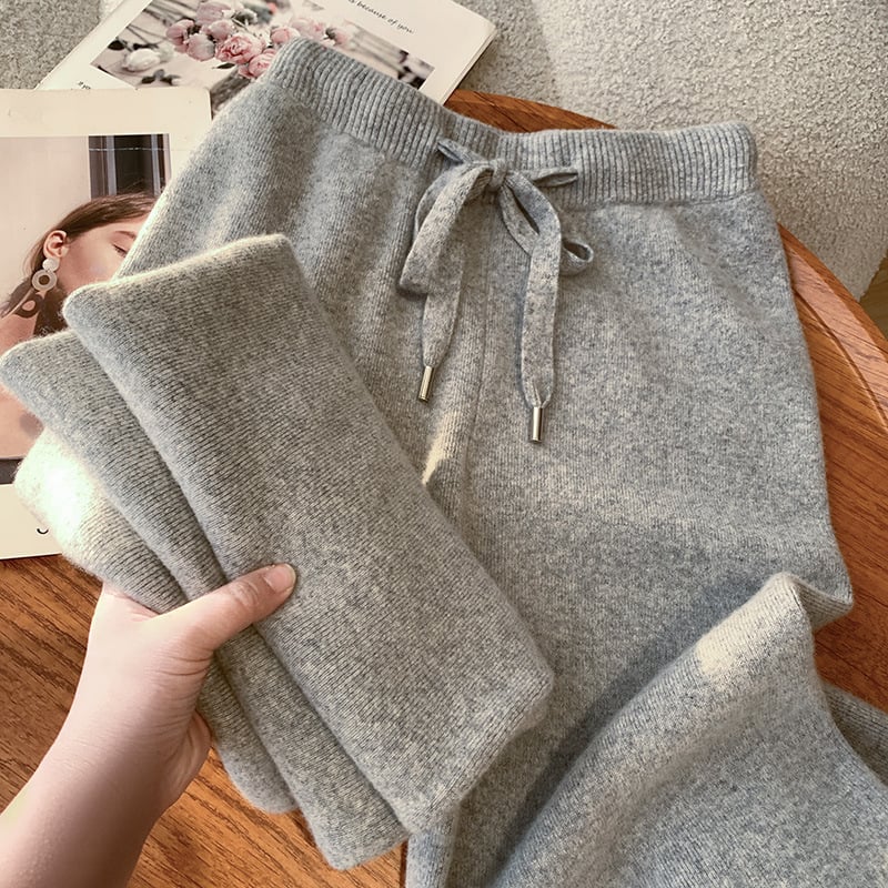 Kötött, széles szárú nadrág gyapjúkeverékből, elasztikus derékrész, laza mindennapi stílus; fő anyag: gyapjú