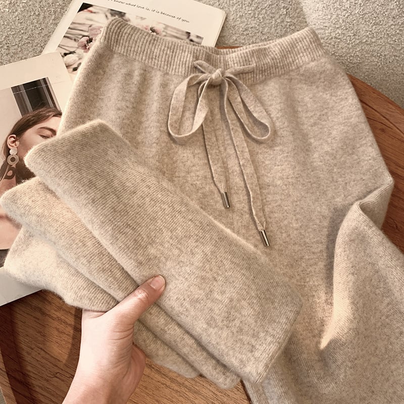 Kötött, széles szárú nadrág gyapjúkeverékből, elasztikus derékrész, laza mindennapi stílus; fő anyag: gyapjú