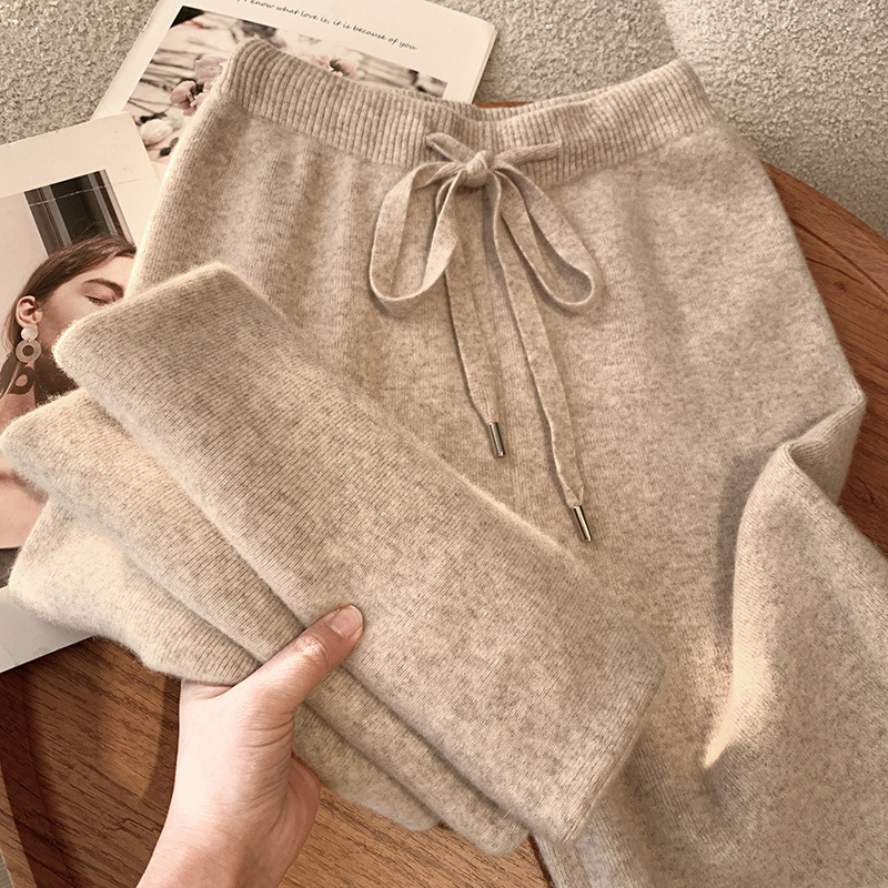 Kötött, széles szárú nadrág gyapjúkeverékből, elasztikus derékrész, laza mindennapi stílus; fő anyag: gyapjú