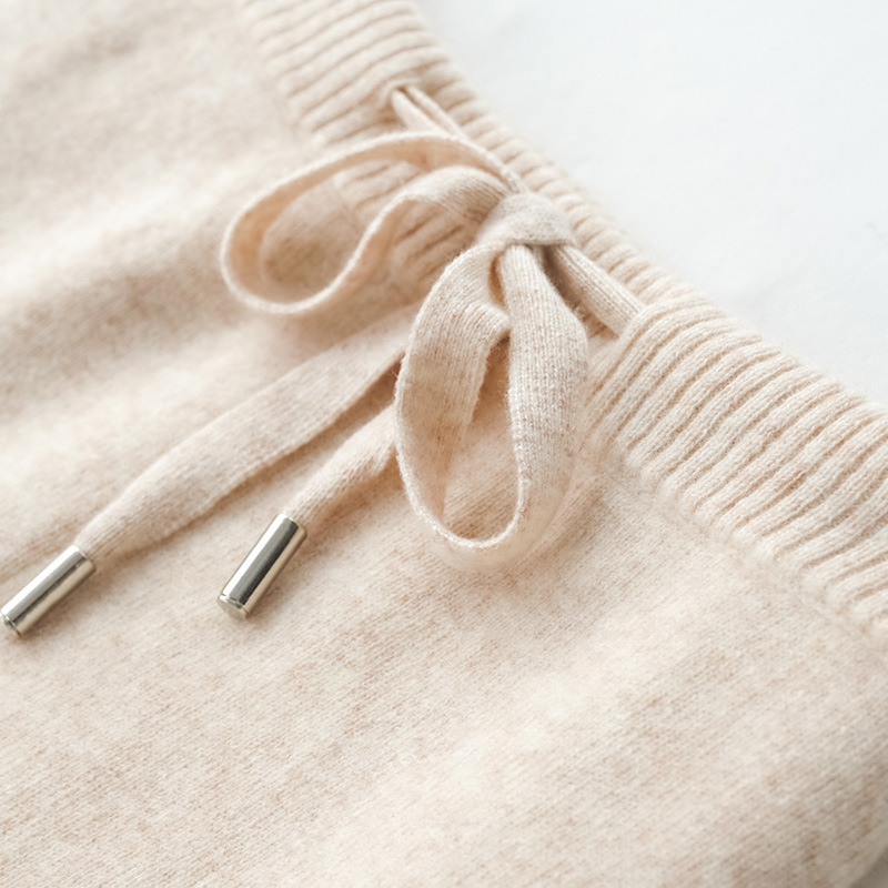 Kötött, széles szárú nadrág gyapjúkeverékből, elasztikus derékrész, laza mindennapi stílus; fő anyag: gyapjú