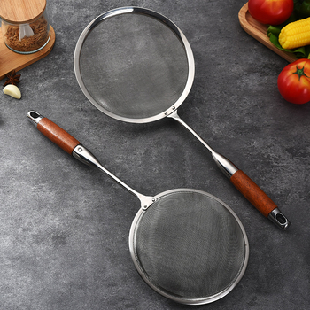 Rozsdamentes acélból készült szűrőkanál körtefa nyéllel, csúszásmentes, hőálló, modern minimál dizájn