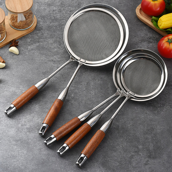 Rozsdamentes acélból készült szűrőkanál körtefa nyéllel, csúszásmentes, hőálló, modern minimál dizájn