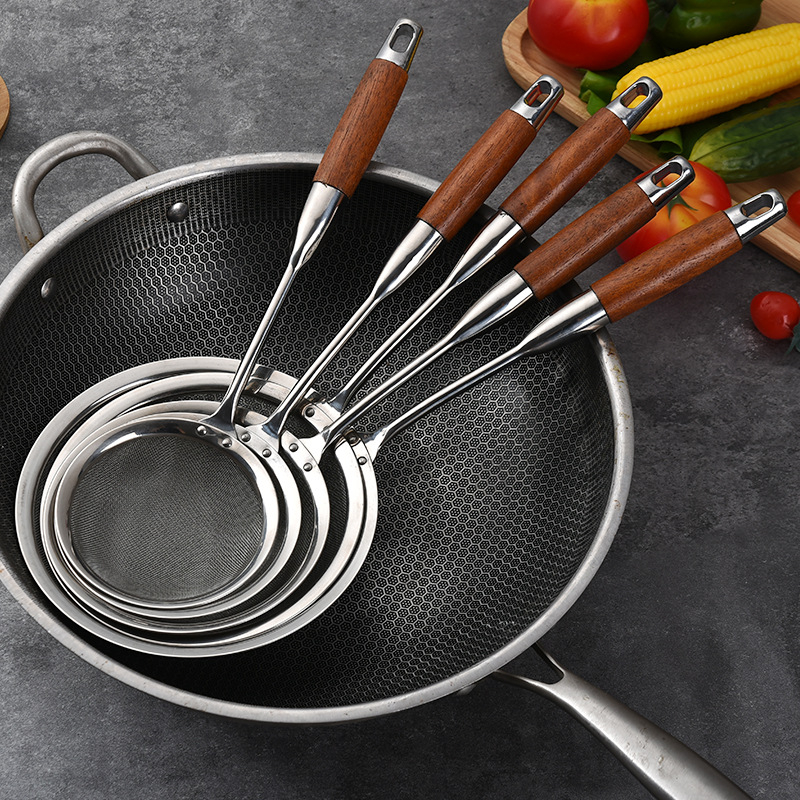 Rozsdamentes acélból készült szűrőkanál körtefa nyéllel, csúszásmentes, hőálló, modern minimál dizájn