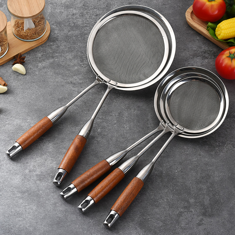 Rozsdamentes acélból készült szűrőkanál körtefa nyéllel, csúszásmentes, hőálló, modern minimál dizájn