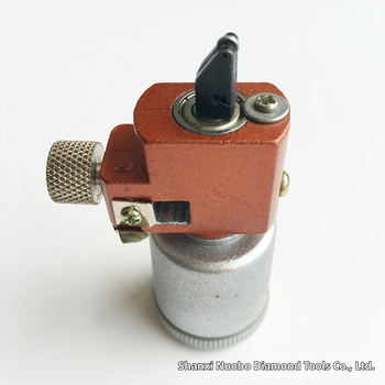 Kružený rezník skla s šestikoliesovým olejovým valčekom; väzba z kovovej zliatiny; elektroplátovanie; hmotnosť 0,2 kg