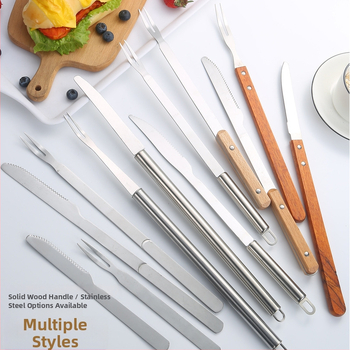 Set noževa i vilica za vanjsko roštiljanje s drvenim ručkama i nehrđajućim oštricama — uključuje nož za meso, nož za steak i roštiljske vilice, u modernom minimalističkom stilu