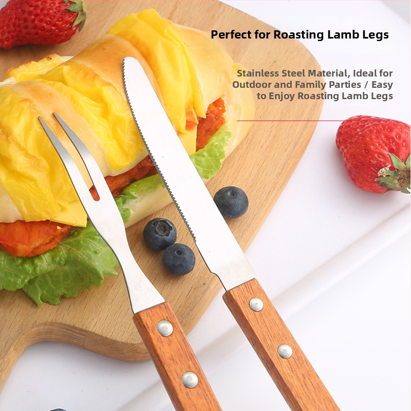 Set noževa i vilica za vanjsko roštiljanje s drvenim ručkama i nehrđajućim oštricama — uključuje nož za meso, nož za steak i roštiljske vilice, u modernom minimalističkom stilu