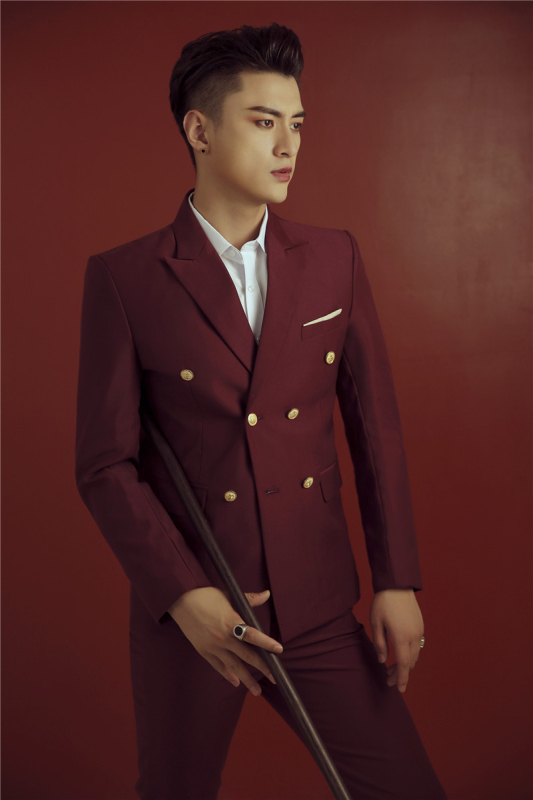 Muški slim-fit formalni kostim, jednofarbe boje, rever, zatvaranje: dupla vrsta s tri gumba, dugi rukavi, 3D patch džepovi, materijal: poliester smjesa, strojno pranje.