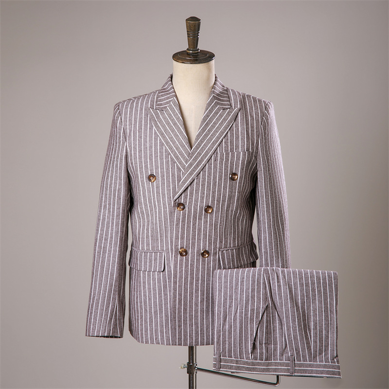 Muški slim-fit formalni kostim, jednofarbe boje, rever, zatvaranje: dupla vrsta s tri gumba, dugi rukavi, 3D patch džepovi, materijal: poliester smjesa, strojno pranje.