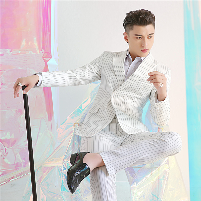 Muški slim-fit formalni kostim, jednofarbe boje, rever, zatvaranje: dupla vrsta s tri gumba, dugi rukavi, 3D patch džepovi, materijal: poliester smjesa, strojno pranje.