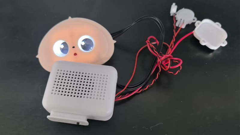 AI modul za inteligentno prepoznavanje glasa s Bluetooth upravljanjem putem aplikacije; ugrađeni OpenAI veliki model; budenje glasom; kontinuirani inteligentni dijalog.