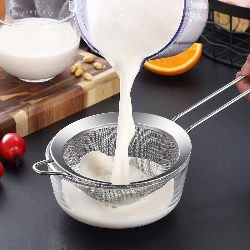 Rozsdamentes acél szűrőkanál finom hálóval – konyhai szűrő lisztnek, gyümölcsléhez és szója tejéhez, csúszásmentes, égésbiztos, egy kampóval