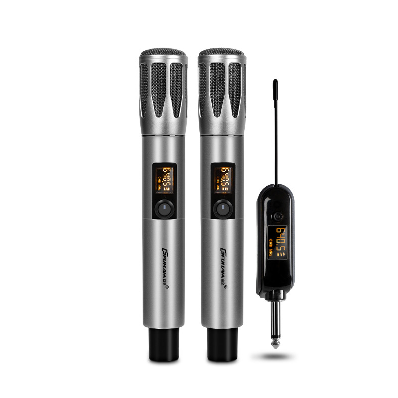 Microfon dinamic profesionist cu baterie încorporată pentru utilizare acasă și KTV; baterie 800–1000 mAh, autonomie 3–6 h, SNR ≥60 dB, putere nominală 30, direcționare selectabilă