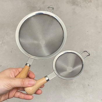 304 rozsdamentes acélból készült filterháló bükkfa fogantyúval – csúszásmentes, égés elleni.