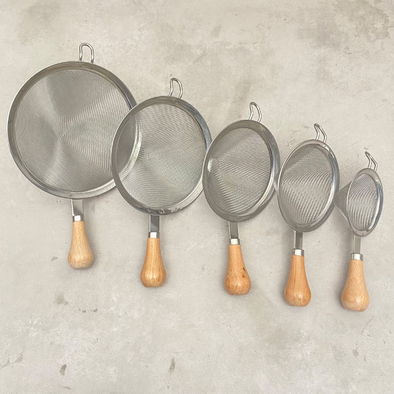 304 rozsdamentes acélból készült filterháló bükkfa fogantyúval – csúszásmentes, égés elleni.