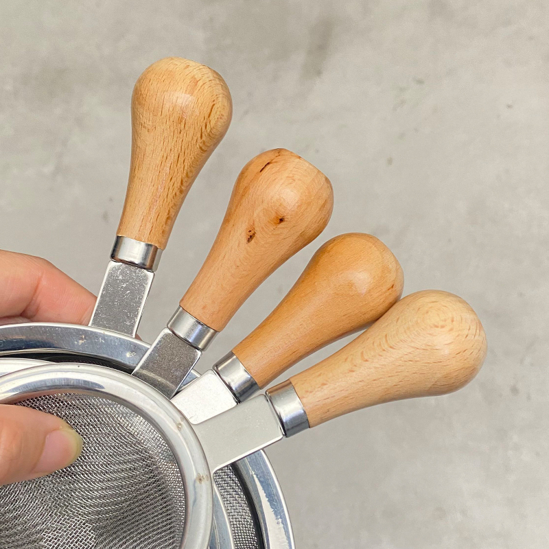 304 rozsdamentes acélból készült filterháló bükkfa fogantyúval – csúszásmentes, égés elleni.