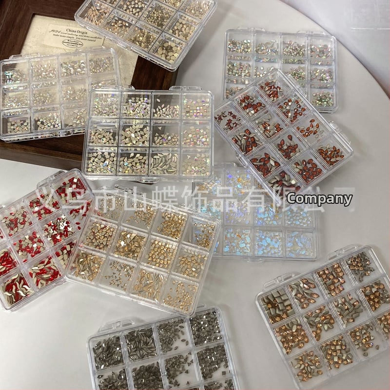 Nakit za nokte sa staklenim kristalima — motivi: mašna, zvjezdano nebo, leptir, zvjezdice; sladak, minimalistički INS stil; kutija s 12 pretinaca