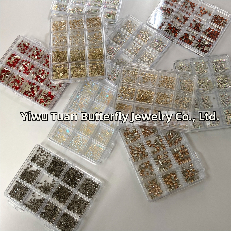 Nakit za nokte sa staklenim kristalima — motivi: mašna, zvjezdano nebo, leptir, zvjezdice; sladak, minimalistički INS stil; kutija s 12 pretinaca