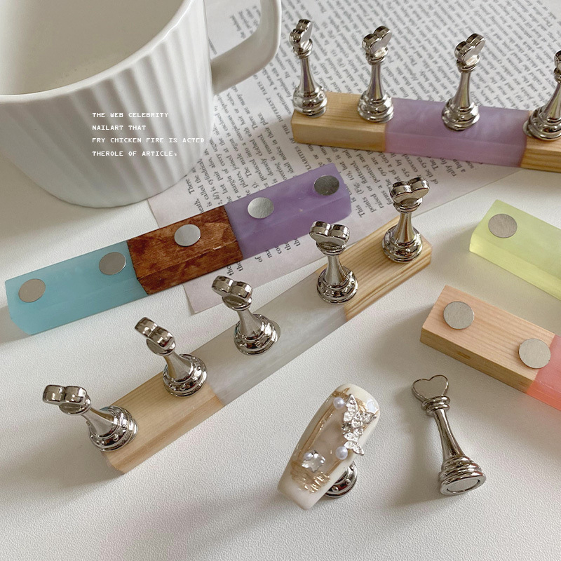 Držač za manikuru s podrškom za prste – materijal: metal, legura, smola, akril; uzorak: blokovi i šahovnica; serija: Princess; težina: 80 g po setu