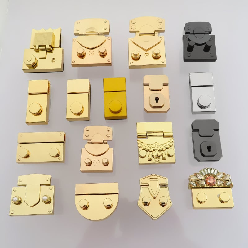 Μεταλλικό κλείσιμο τύπου κουτί για τσάντες – ορθογώνιο σώμα, μοτίβο ημι-κύκλου, κλείσιμο με ένα και δύο κουμπιά και κρυστάλλινες διακοσμήσεις; αξεσουάρ αποσκευών ανθεκτικό στη φθορά, άνοιξη 2024.