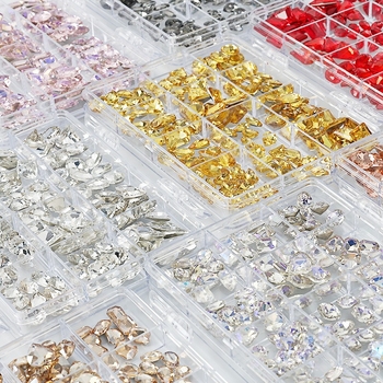 Set rhinestona za nokte – paket sa 12 odjeljaka, oblici: srce, leptir, kvadrat i osmerokut; minimalistički stil; materijal: rhinestones