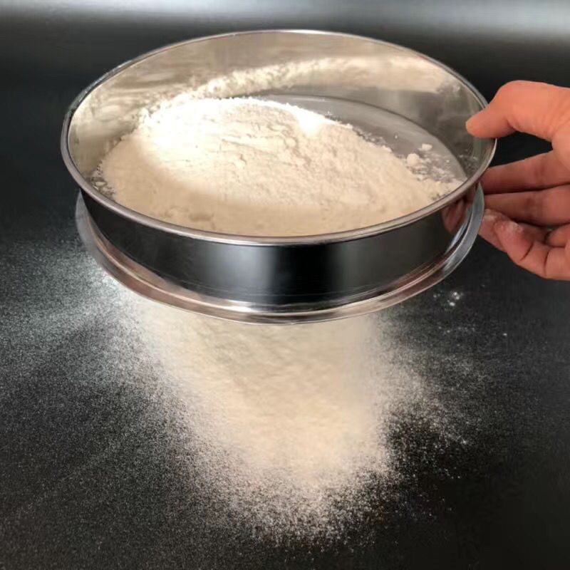 Χειροποίητος ξύλινος κοσκινιστής αλευριού με κυκλικό καλαθάκι – αγροτικό στυλ