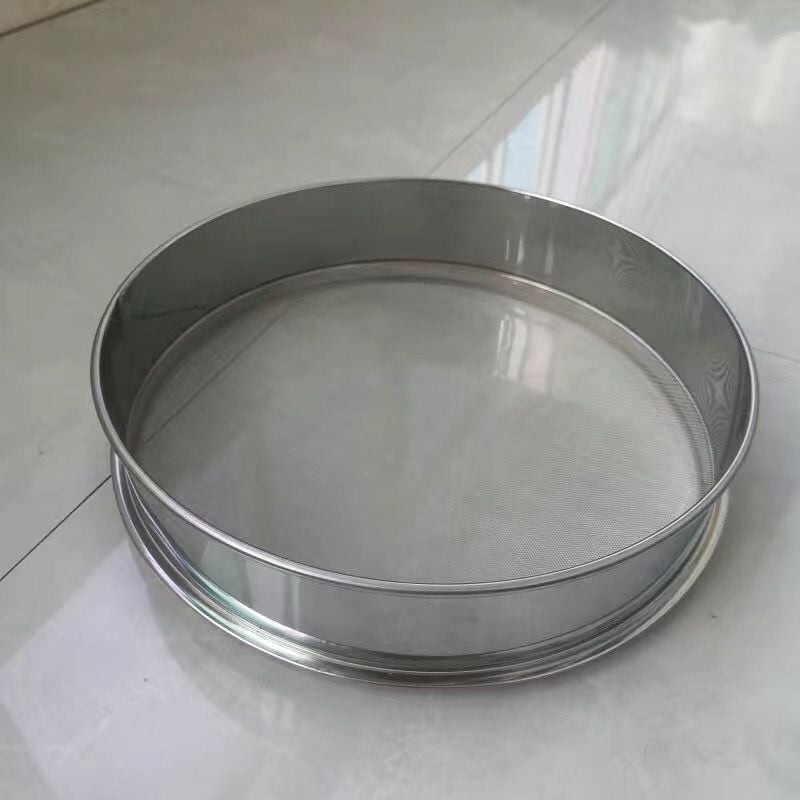 Χειροποίητος ξύλινος κοσκινιστής αλευριού με κυκλικό καλαθάκι – αγροτικό στυλ