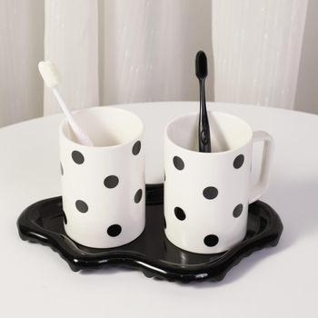 Keramička čašica za četkicu i ispiranje usta s točkastim uzorkom za parove, namijenjena studentskom domu