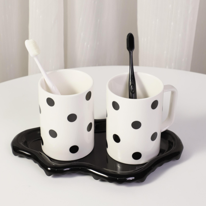 Keramička čašica za četkicu i ispiranje usta s točkastim uzorkom za parove, namijenjena studentskom domu
