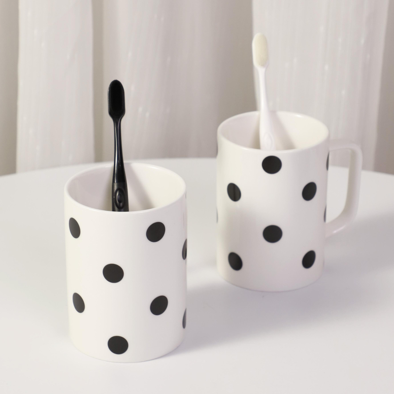Keramička čašica za četkicu i ispiranje usta s točkastim uzorkom za parove, namijenjena studentskom domu