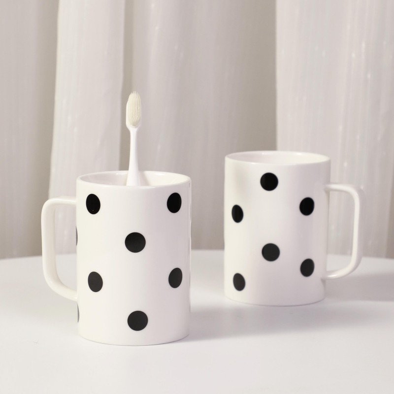 Keramička čašica za četkicu i ispiranje usta s točkastim uzorkom za parove, namijenjena studentskom domu