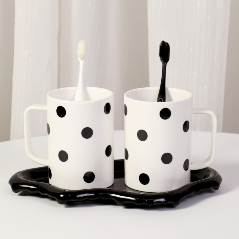 Keramička čašica za četkicu i ispiranje usta s točkastim uzorkom za parove, namijenjena studentskom domu