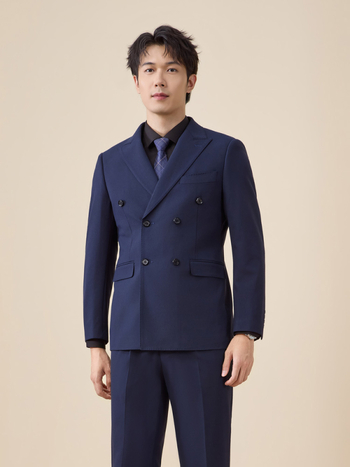 Мъжки двуредов костюм, тясна кройка, плосък ревер, заден централен разрез, полиестерова материя 67,8%