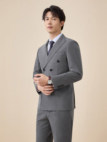 Мъжки двуредов костюм, тясна кройка, плосък ревер, заден централен разрез, полиестерова материя 67,8%