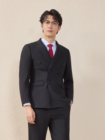 Мъжки двуредов костюм, тясна кройка, плосък ревер, заден централен разрез, полиестерова материя 67,8%