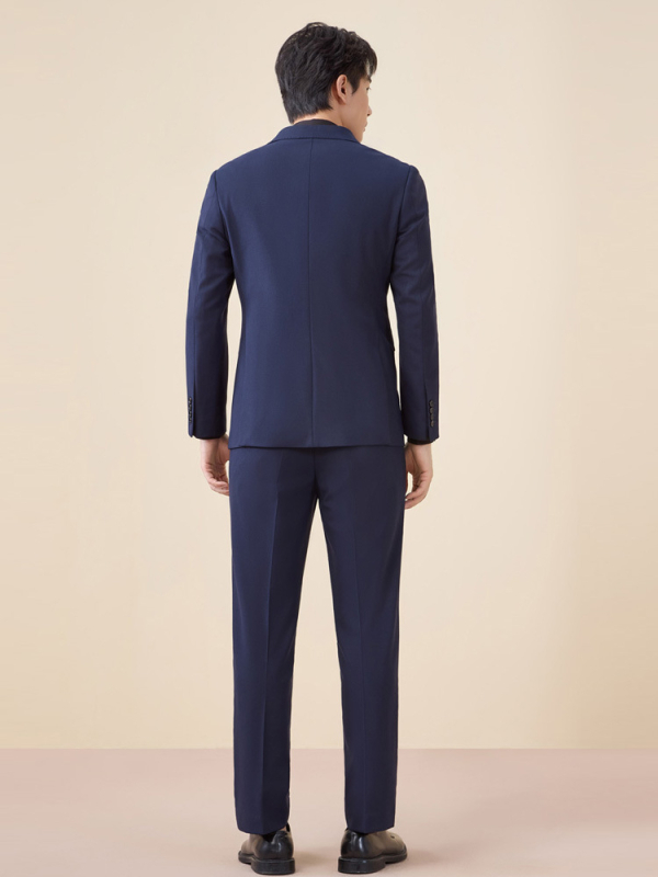 Мъжки двуредов костюм, тясна кройка, плосък ревер, заден централен разрез, полиестерова материя 67,8%