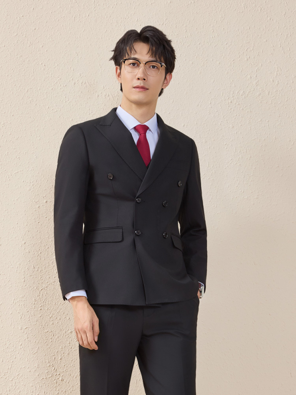 Мъжки двуредов костюм, тясна кройка, плосък ревер, заден централен разрез, полиестерова материя 67,8%