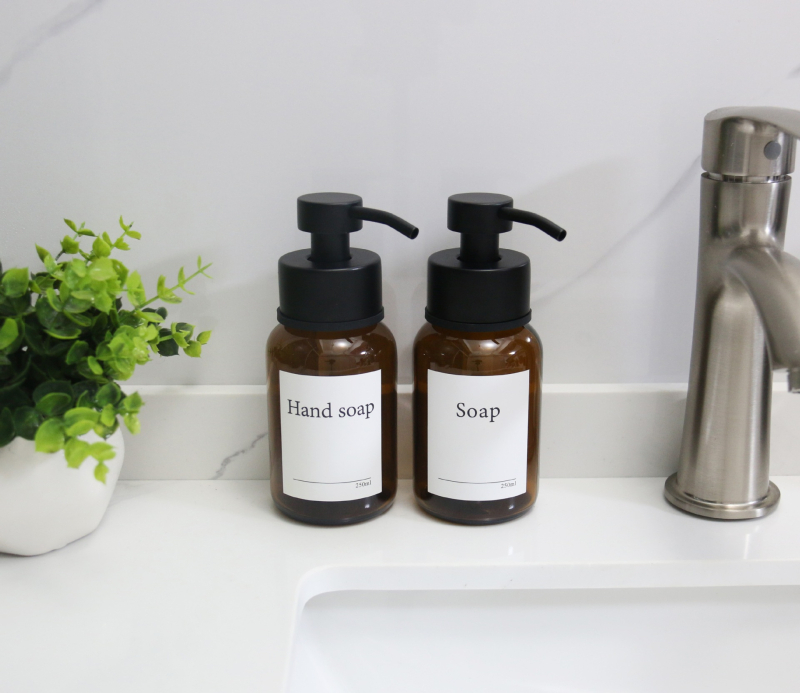 Zidni stakleni dozator tekućine (prazna boca) za šampon, gel za tuširanje i sredstvo za dezinfekciju ruku — luksuzan kupaonski dodatak