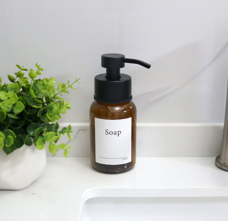 Zidni stakleni dozator tekućine (prazna boca) za šampon, gel za tuširanje i sredstvo za dezinfekciju ruku — luksuzan kupaonski dodatak