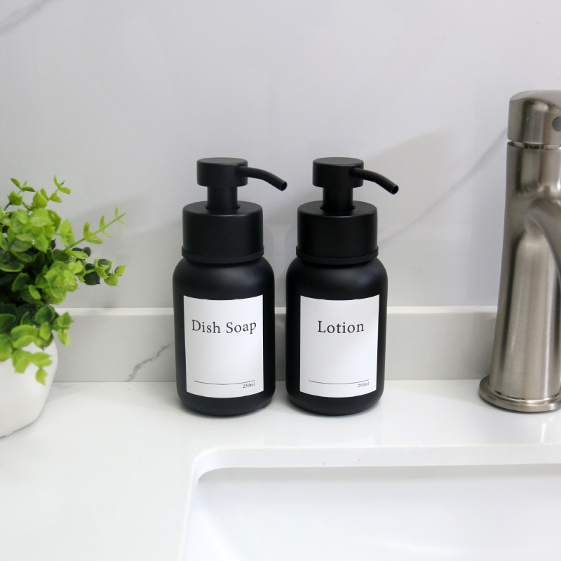 Zidni stakleni dozator tekućine (prazna boca) za šampon, gel za tuširanje i sredstvo za dezinfekciju ruku — luksuzan kupaonski dodatak