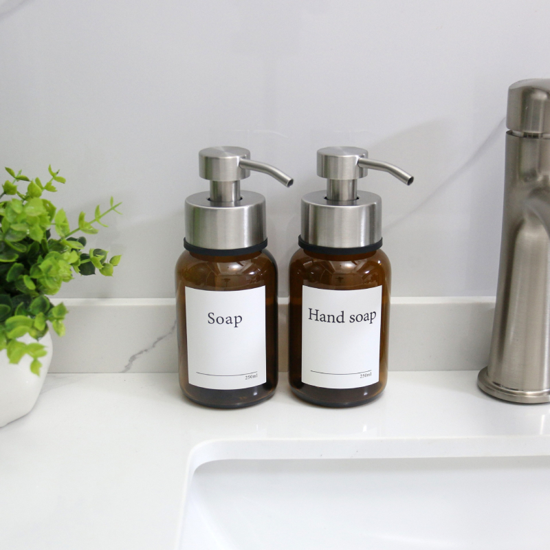 Zidni stakleni dozator tekućine (prazna boca) za šampon, gel za tuširanje i sredstvo za dezinfekciju ruku — luksuzan kupaonski dodatak