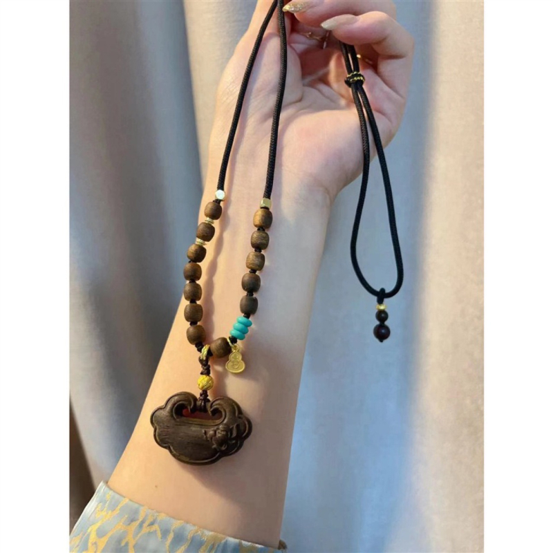 Ogrlica s medalom od Agarwooda i lotosa, izvorni dizajn Xianzuo — Broj proizvoda: Agarwood Original Chain — Materijal privjeska: Agarwood drvo — Opseg: 3.236.500