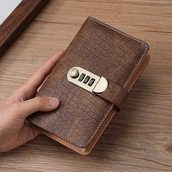 Bilježnica s ovitkom od imitacije kože u krokodilskom uzorku, zaključavanje lozinkom, veza s labavim listovima, papir 40 gsm, 50–100 stranica