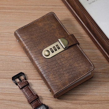 Bilježnica s ovitkom od imitacije kože u krokodilskom uzorku, zaključavanje lozinkom, veza s labavim listovima, papir 40 gsm, 50–100 stranica