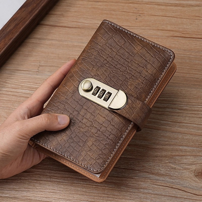 Bilježnica s ovitkom od imitacije kože u krokodilskom uzorku, zaključavanje lozinkom, veza s labavim listovima, papir 40 gsm, 50–100 stranica